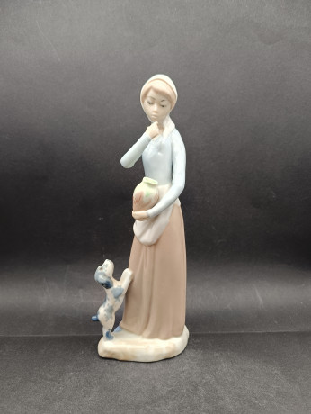 Статуэтка винтажная Casades "Девушка с собакой", в пастельных тонах, фарфор, 26 х 9 см, Испания, 1970-80гг. 