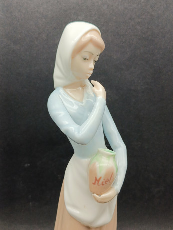 Статуэтка винтажная Casades "Девушка с собакой", в пастельных тонах, фарфор, 26 х 9 см, Испания, 1970-80гг. 