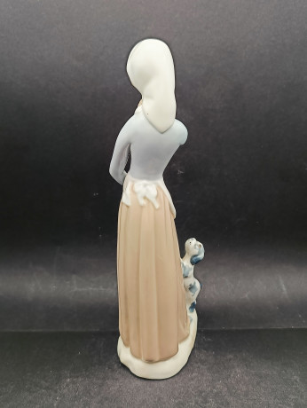 Статуэтка винтажная Casades "Девушка с собакой", в пастельных тонах, фарфор, 26 х 9 см, Испания, 1970-80гг. 