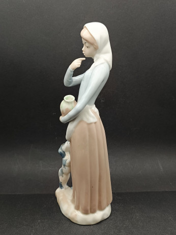 Статуэтка винтажная Casades "Девушка с собакой", в пастельных тонах, фарфор, 26 х 9 см, Испания, 1970-80гг. 