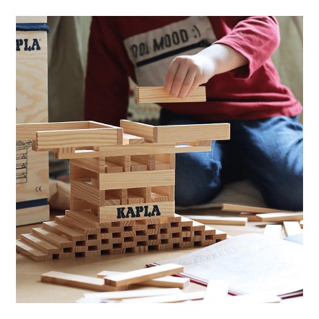 KAPLA Holzplattchen im Holzkasten mit Tragegriffen und blauem Kunstbuch Деревянные тарелки KAPLA в деревянном ящике с ручками для переноски и синяя художественная книга