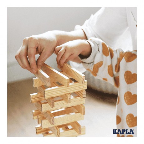 KAPLA Holzplattchen im Holzkasten mit Tragegriffen und blauem Kunstbuch Деревянные тарелки KAPLA в деревянном ящике с ручками для переноски и синяя художественная книга