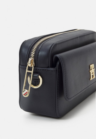 Tommy Hilfiger ICONIC CAMERA BAG Across body bag space blue ICONIC CAMERA BAG Сумка через плечо космический синий