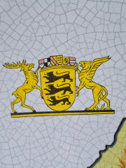 Тарелка декоративная винтажная Staatliche Majolika Karlsruhe, белый фарфор с кракелюром, желтый принт, 42 x 3,5 см, Германия, 1985г.