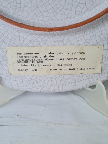 Тарелка декоративная винтажная Staatliche Majolika Karlsruhe, белый фарфор с кракелюром, желтый принт, 42 x 3,5 см, Германия, 1985г.