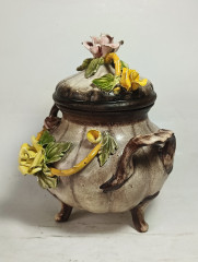 Ваза винтажная Bassano с крышкой, на ножках, украшенная объемными цветами, керамика, 18 см, Италия, 1960-70гг.