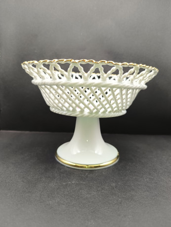 Фруктовница винтажная Princess на ножке в форме плетеной корзины, ручная работа, керамика, средняя, 18.5 х 13.5 см, Германия, 1970-80гг.