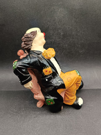 Статуэтка винтажная Gilde "Клон в черном костюме на стуле", фарфор, 17 см, Германия, 1970-80гг.