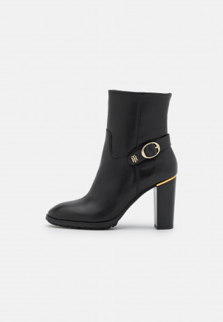 Tommy Hilfiger BELT HIGH HEEL BOOTIE Classic ankle boots black BELT HIGH HEEL BOOTIE Классические ботильоны черный