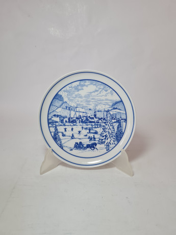 Тарелка декоративная винтажная Hutschenreuther, белый фарфор с рисунком в синих тонах "На зимнем катке, 20 x 2,5 см, Германия, 1960-70гг.