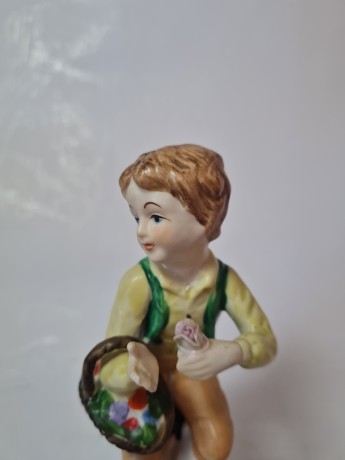 Статуэтка винтажная Goebel "Мальчик в яркой одежде с корзиной цветов", фарфор, 15 x 7см, Германия, 1960-70гг.