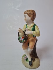 Статуэтка винтажная Goebel "Мальчик в яркой одежде с корзиной цветов", фарфор, 15 x 7см, Германия, 1960-70гг.