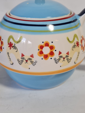 Набор посуды для чая винтажный Fine Ceramics Chacult, бело-голубая керамика с изображением кошек и цветочного декора: чайник 19 x 11 см, чашка 13,5 x 6 см, блюдце 17,5 см, Тайланд, 1960-70гг.