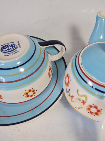 Набор посуды для чая винтажный Fine Ceramics Chacult, бело-голубая керамика с изображением кошек и цветочного декора: чайник 19 x 11 см, чашка 13,5 x 6 см, блюдце 17,5 см, Тайланд, 1960-70гг.