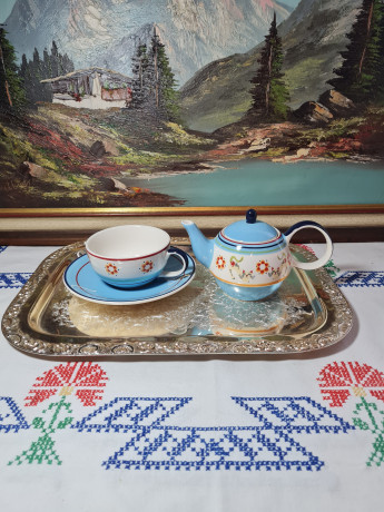 Набор посуды для чая винтажный Fine Ceramics Chacult, бело-голубая керамика с изображением кошек и цветочного декора: чайник 19 x 11 см, чашка 13,5 x 6 см, блюдце 17,5 см, Тайланд, 1960-70гг.