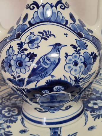 Набор винтажный Delft: ваза в форме амфоры и тарелка, фарфор, 22,5 x 10 см, 18,5 x 2 см, Нидерланды, 1960-70гг.