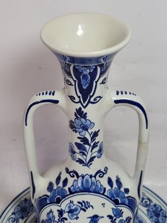 Набор винтажный Delft: ваза в форме амфоры и тарелка, фарфор, 22,5 x 10 см, 18,5 x 2 см, Нидерланды, 1960-70гг.