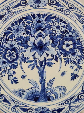 Набор винтажный Delft: ваза в форме амфоры и тарелка, фарфор, 22,5 x 10 см, 18,5 x 2 см, Нидерланды, 1960-70гг.