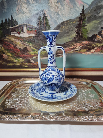 Набор винтажный Delft: ваза в форме амфоры и тарелка, фарфор, 22,5 x 10 см, 18,5 x 2 см, Нидерланды, 1960-70гг.