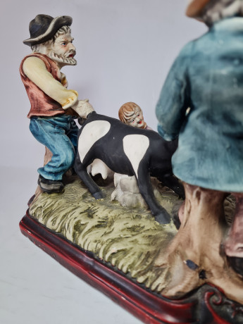 Статуэтка с 2-мя мужчинами и женщиной в яркой одежде с коровой "Дойка", 21см x 29см, Германия, 1960-70гг.