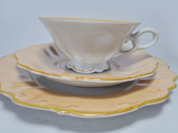 Hellbraune Porzellan Чайное трио "Полевые цветы" с желтым ободком и фактурным краем, Германия, 1960-70гг.