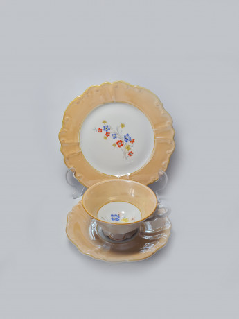 Hellbraune Porzellan Чайное трио "Полевые цветы" с желтым ободком и фактурным краем, Германия, 1960-70гг.
