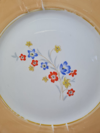 Hellbraune Porzellan Чайное трио "Полевые цветы" с желтым ободком и фактурным краем, Германия, 1960-70гг.