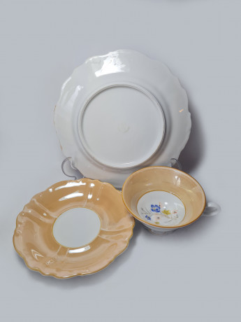 Hellbraune Porzellan Чайное трио "Полевые цветы" с желтым ободком и фактурным краем, Германия, 1960-70гг.