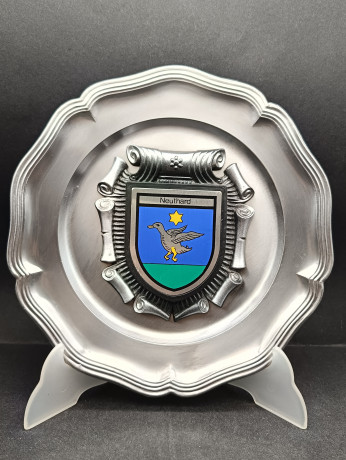 Тарелка декоративная винтажная Koziol "Герб города Карлсдорф-Нойтард" / Серия "Геральдика", яркий декор, олово (95%), 23 см, Германия, 1970-80гг.