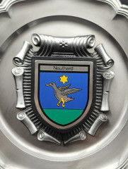 Тарелка декоративная винтажная Koziol "Герб города Карлсдорф-Нойтард" / Серия "Геральдика", яркий декор, олово (95%), 23 см, Германия, 1970-80гг.