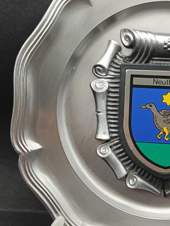 Тарелка декоративная винтажная Koziol "Герб города Карлсдорф-Нойтард" / Серия "Геральдика", яркий декор, олово (95%), 23 см, Германия, 1970-80гг.