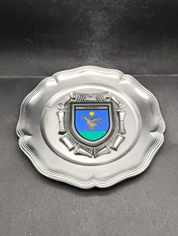 Тарелка декоративная винтажная Koziol "Герб города Карлсдорф-Нойтард" / Серия "Геральдика", яркий декор, олово (95%), 23 см, Германия, 1970-80гг.