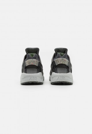Nike Sportswear AIR HUARACHE CRATER PRM UNISEX Sneaker low dark smoke grey/iron grey/photon dust/black/volt AIR HUARACHE CRATER PRM UNISEX Низкие кроссовки женские темный дымчато-серый/железно-серый/фотонная пыль/черный/вольтовый