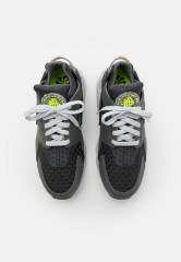 Nike Sportswear AIR HUARACHE CRATER PRM UNISEX Sneaker low dark smoke grey/iron grey/photon dust/black/volt AIR HUARACHE CRATER PRM UNISEX Низкие кроссовки женские темный дымчато-серый/железно-серый/фотонная пыль/черный/вольтовый