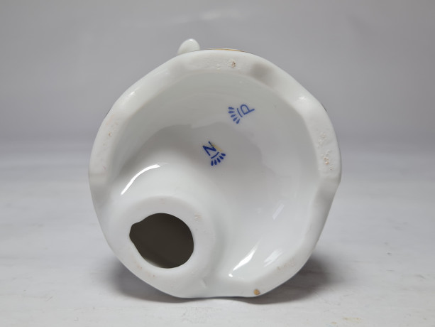 Статуэтка винтажная фарфоровая Richard Ginori "Мужчина в бело-золотом костюме с цветами", 18,5 x 7 см, Германия, 1960-70гг.