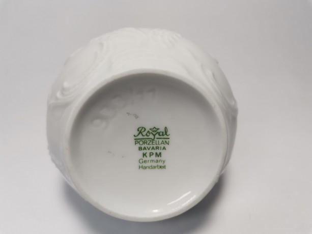 Royal Porzellan Bavaria KPM Germany Handarbeit, Королевский фарфор Бавария КПМ Фарфоровая вазочка с цветами на рельефном фоне 12см, 1974г