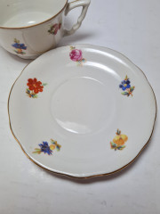 Bavaria Винтажная кофейная пара с позолоченным ободком и витиеватой ручкой "Букеты цветов", Германия, 1960-70гг.