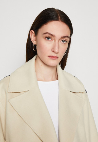 Tommy Hilfiger COLORBLOCK PEACOAT Summer jacket classic beige/desert sky/rouge COLORBLOCK PEACOAT Летняя куртка классический бежевый/пустынное небо/румяна