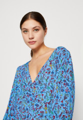 Tommy Hilfiger FLORAL SHORT DRESS Day dress coastal ditsy/hydrengea КОРОТКОЕ ПЛАТЬЕ С ЦВЕТОЧКАМИ Повседневное платье прибрежная диция/гортензия