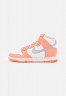 Nike Sportswear W DUNK HIGH Sneaker high crimson bliss/iron ore/white W DUNK HIGH Высокие кроссовки женские малиновое блаженство/железная руда/белый