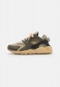 Nike Sportswear AIR HUARACHE CRATER PRM UNISEX Sneaker low cargo khaki/limestone/sesame/black AIR HUARACHE CRATER PRM UNISEX Низкие кроссовки женские карго хаки/известняк/кунжут/черный