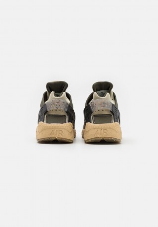 Nike Sportswear AIR HUARACHE CRATER PRM UNISEX Sneaker low cargo khaki/limestone/sesame/black AIR HUARACHE CRATER PRM UNISEX Низкие кроссовки женские карго хаки/известняк/кунжут/черный