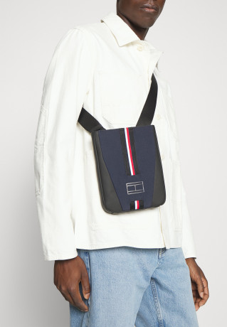 Tommy Hilfiger 1985 MINI CROSSOVER UNISEX Across body bag black 1985 MINI CROSSOVER UNISEX — Сумка через плечо черный