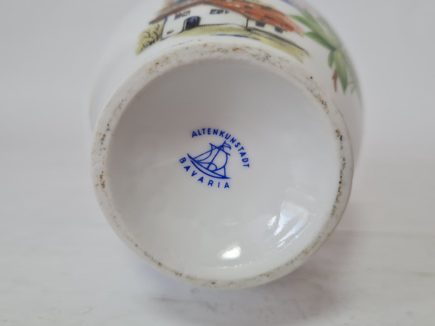 Ваза винтажная Altenkunststadt Bavaria, белый фарфор с ярким цветочным рисунком, 17,5 x 9 см, Германия, 1960-70гг.