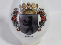 Ваза сувенирная винтажная PMR Jaeger&amp;Co Bavaria с гербом Берлина, фарфор, 11 см, Германия, 1960-70гг.