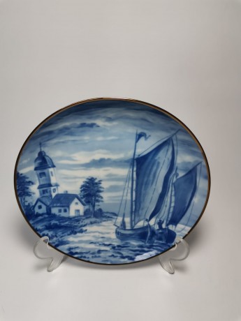 Тарелка декоративная винтажная Wallendorf Echt Kobalt "Яхта и церковь" с позолотой, фарфор, 20 см, ГДР, 1971 год