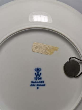 Тарелка декоративная винтажная Wallendorf Echt Kobalt "Яхта и церковь" с позолотой, фарфор, 20 см, ГДР, 1971 год