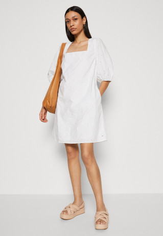 Tommy Hilfiger KNEE DRESS Day dress optic white ПЛАТЬЕ НА КОЛЕНАХ Повседневное платье оптический белый
