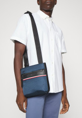 Tommy Hilfiger 1985 MINI CROSSOVER UNISEX Across body bag desert sky 1985 MINI CROSSOVER UNISEX — Сумка через плечо небо пустыни