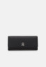 Tommy Hilfiger EMBLEM LARGE FLAP WALLET Wallet black КОШЕЛЕК С БОЛЬШИМ КЛАПАНОМ С ЭМБЛЕМОЙ Бумажник черный